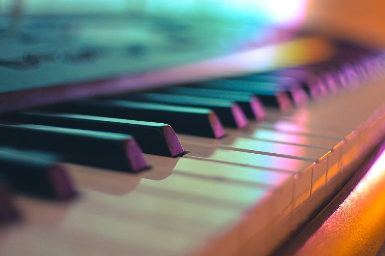 Gros plan clavier de piano coloré