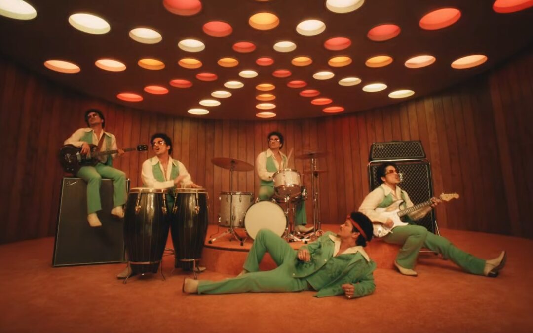 Image du Clip "I JustMight" de Bruno Mars, réalisé par Bruno Mars et Daniel Ramos, dans lequel on voit Bruno Mars chanter et danser devant un orchestre. Et c'est Bruno Mars qui joue tous les musiciens.
