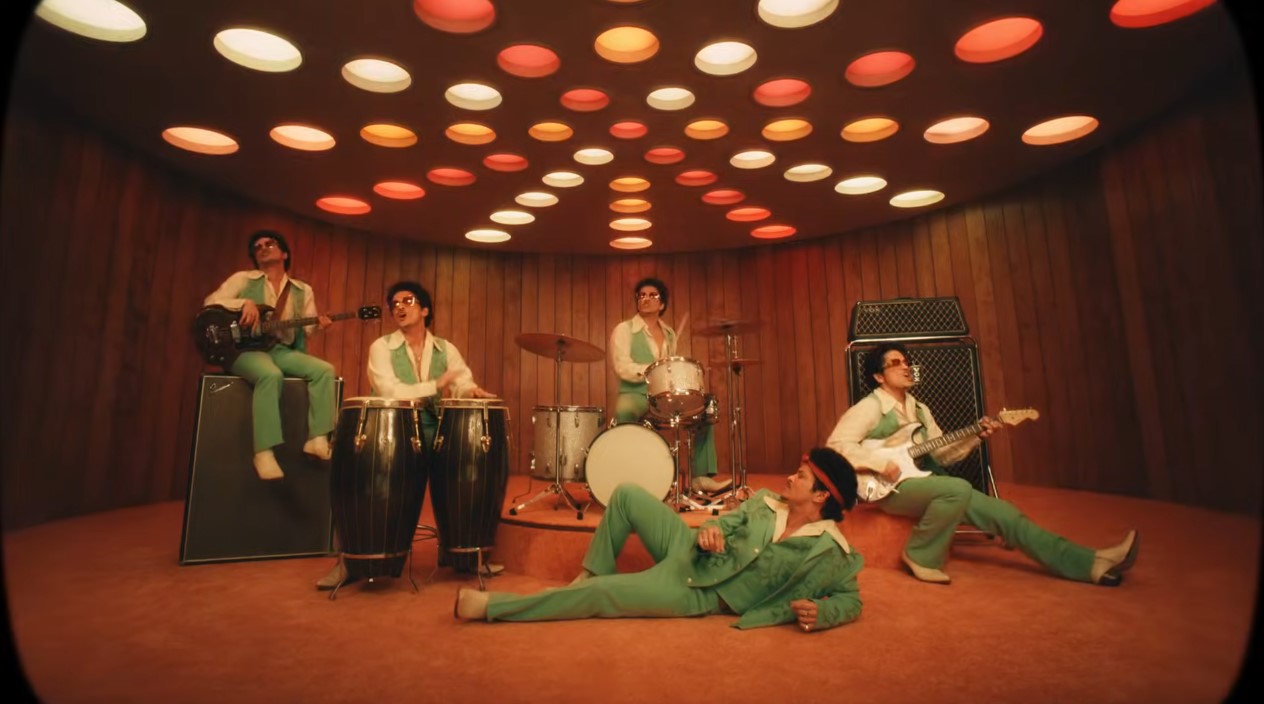 Bruno-Mars-I-just-might-3 Image du Clip "I JustMight" de Bruno Mars, réalisé par Bruno Mars et Daniel Ramos, dans lequel on voit Bruno Mars chanter et danser devant un orchestre. Et c'est Bruno Mars qui joue tous les musiciens.