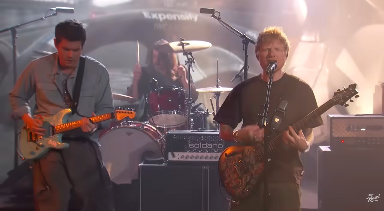 Ed Sheeran chante "Drive" en live sur le plateau du Jimmy Kimmel Show le 15 janvier 2026, accompagnés des musiciens de la chanson, dont le batteur Dave Grohl et du guitariste John Mayer