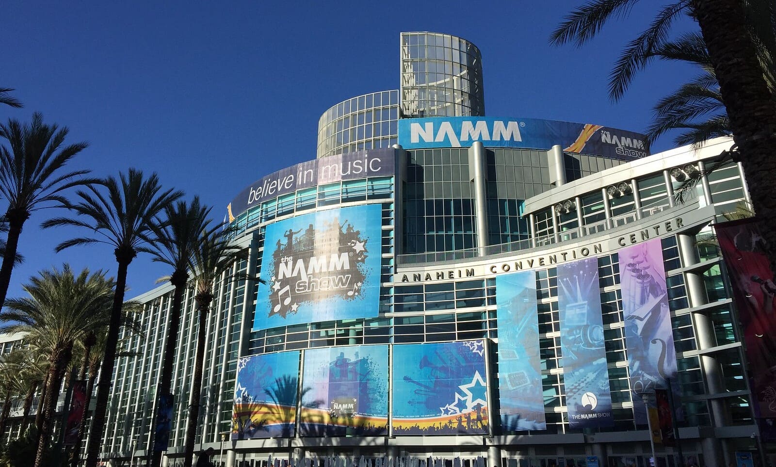 Namm-Building-2017-compr Façade du Anaheim Convention Center pour le NAMM Show en 2017 à Anaheim en Californie - USA