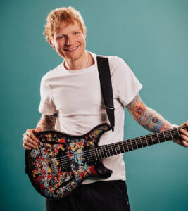 Ed Sheeran et sa Comic Splash guitar de chez PSR