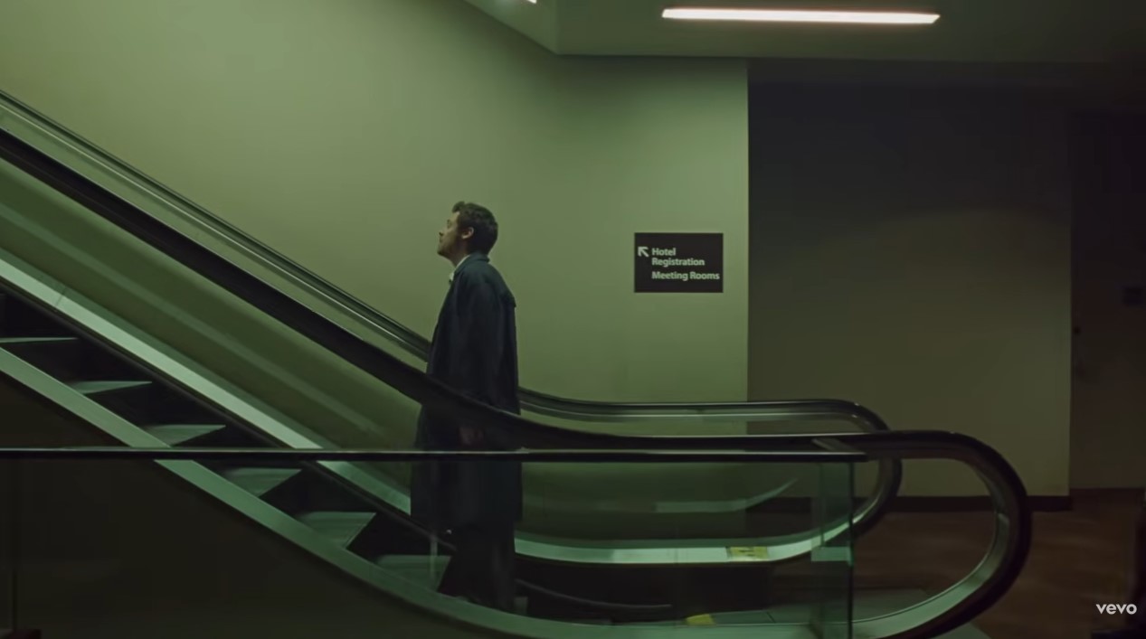 Harry Styles dans le clip Aperture, ambiance hôtel minimaliste; Chanson de l'abum "Kiss all the time, Disco occasionnaly" - 2026