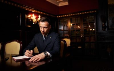 L’Homme de l’ombre : Enquête sur le vrai rôle d’un manager d’artiste