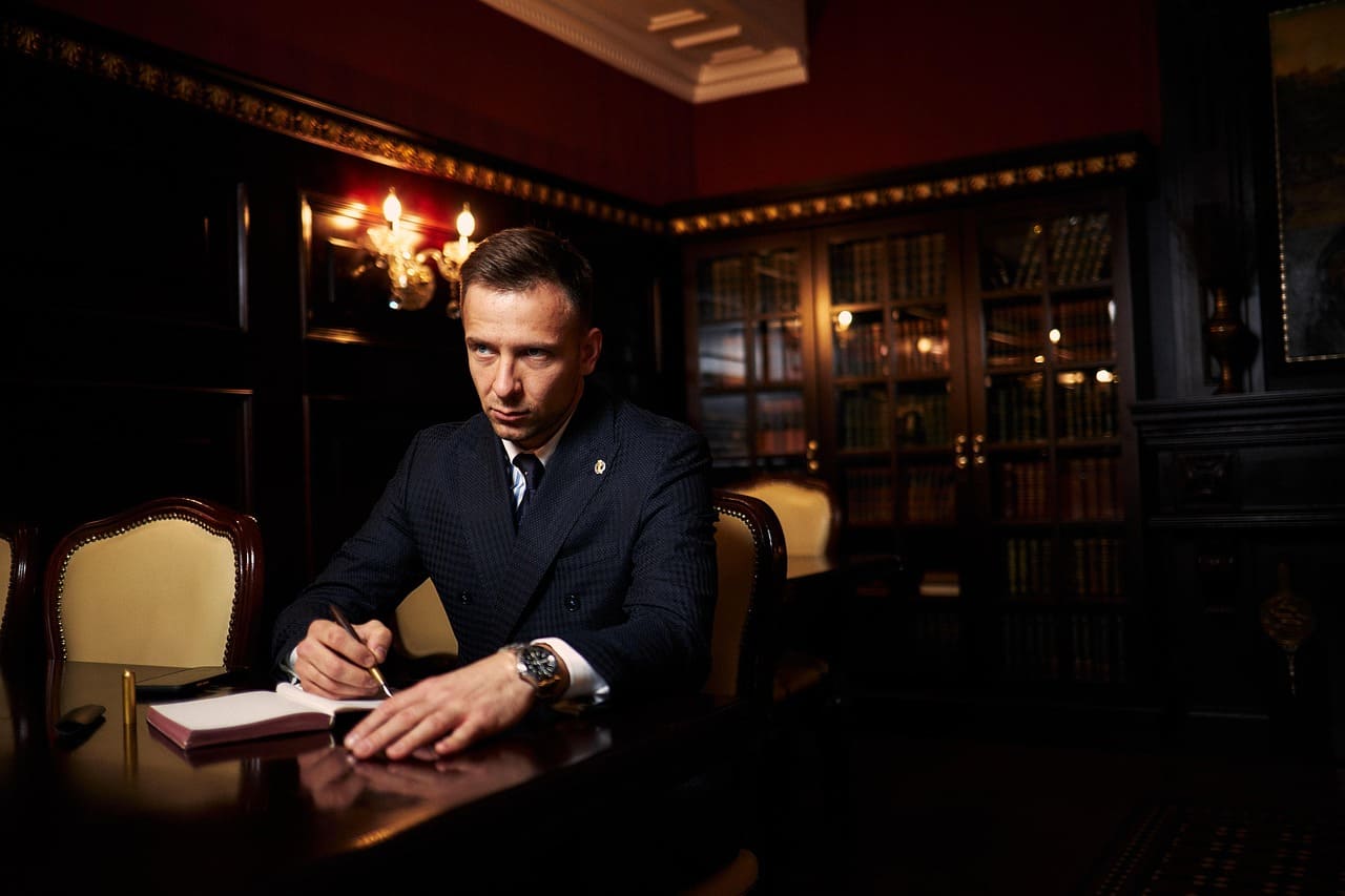 lawyer-7123798_1280-compr Manager d'artiste à son bureau